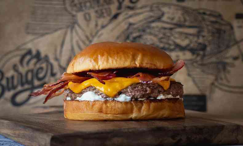 hamburguer com carne queijo bacon e molho