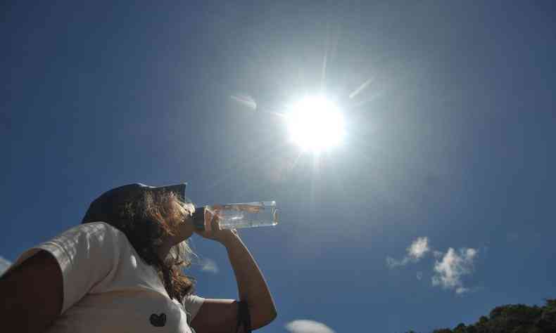 mulher bebendo gua em sol forte