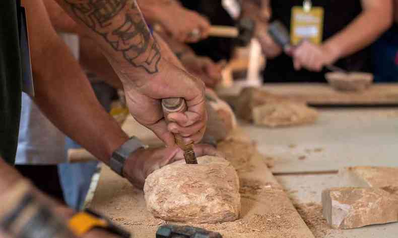 oficinas como a de entalhe em pedra-sabo