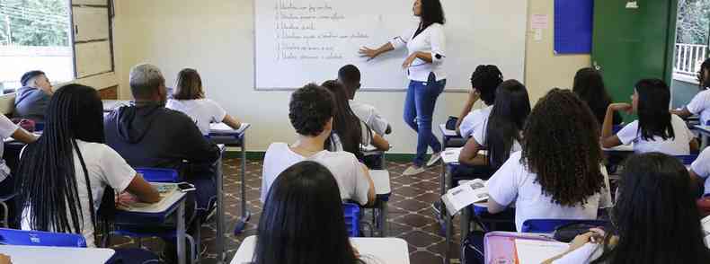Espao entre as carteiras nas escolas estaduais de Minas mantido em 90 centmetros