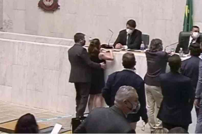 Momento em que o deputado estadual Fernando Cury assedia a colega de Alesp Isa Penna(foto: Reproduo/YouTube)