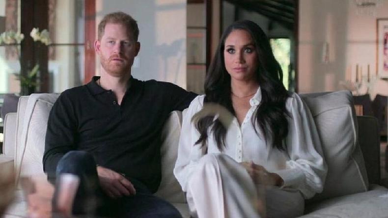 O Palácio de Buckingham não se pronunciou sobre o que o príncipe disse no documentário(foto: Harry & Meghan/Archewell Productions/Diamond Docs/) Fotografia colorida mostra um casal sentado em um sofá; ele é ruivo e ela tem a pele parda