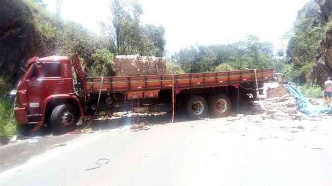 Veculo tombou na BR-356 e fechou a rodovia(foto: Polcia Militar Rodoviria (PMRv) / Divulgao)