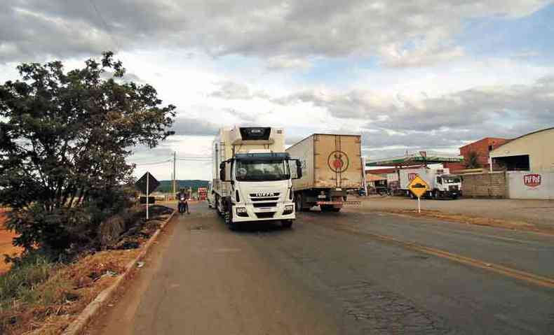Caminhões não deixaram as estradas para garantir o abastecimento, mas o volume de carga transportado caiu com as restrições provocadas pelo coronavírus(foto: Luiz Ribeiro/EM/D.A Press)