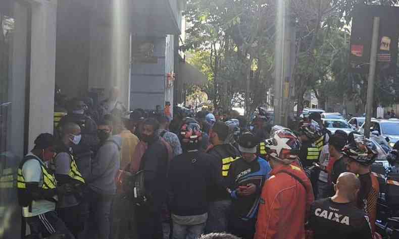 Entregadores se aglomeraram na porta da lanchonete para atender os pedidos pela coxinha(foto: Igor Passarini/ divulgao)