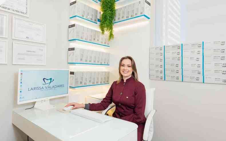 Larissa Valadares, dentista especializada em ortodontia, ortopedia, distrbios temporomandibulares (DTM) e bruxismo.