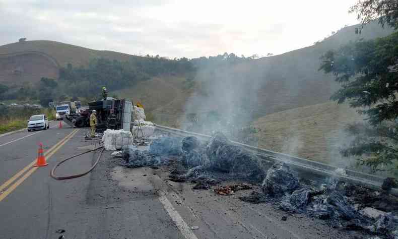 A carga em chamas ficou espalhada pela estrada(foto: Corpo de Bombeiros/Divulgao)