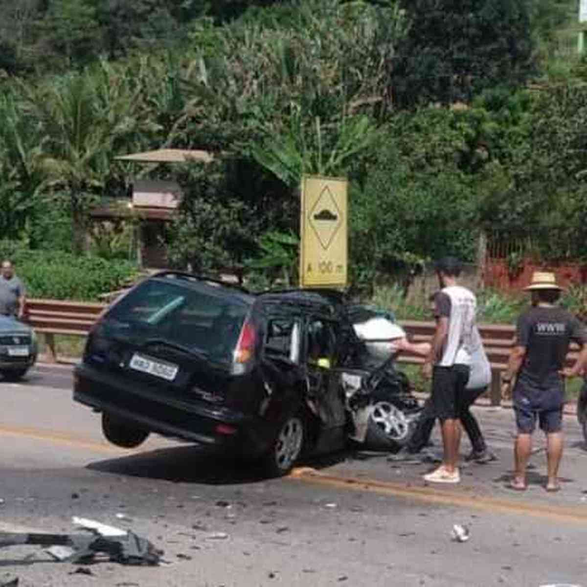 Acidente de trânsito termina em confusão e homem se pendura no capô de um  carro em Conselheiro Lafaiete; VÍDEO, Minas Gerais