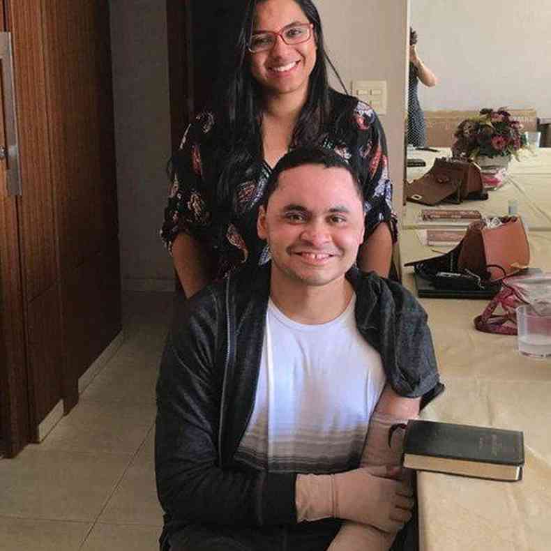 Daniel com sua amiga Andra, com curativos nos braos aps sair do hospital