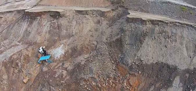 Um dos diques degradados na Barragem do Fundão: velocidade de descarte aumentou neste ano e Ministério Público apura se houve sobrecarga(foto: Corpo de Bombeiro/Divulgação) Um dos diques degradados na Barragem do Fundão: velocidade de descarte aumentou neste ano e Ministério Público apura se houve sobrecarga(foto: Corpo de Bombeiro/Divulgação)