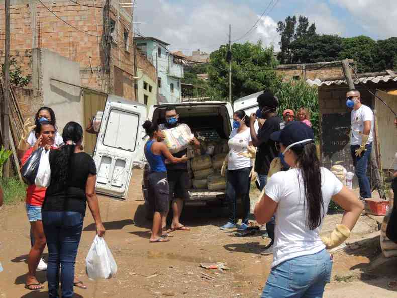 Na ao emergencial dos Amigos de Minas, as roupas seguem junto com a doao de alimentos(foto: Amigos de Minas/Divulgao)