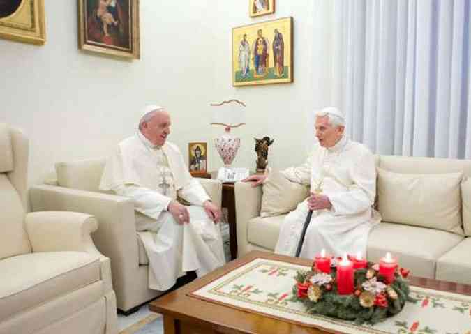  Esta foi a primeira vez que o Vaticano divulga imagens do interior da residncia do papa emrito(foto: OSSERVATORE ROMANO / AFP)