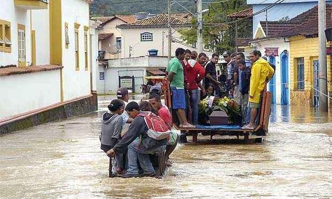 A inundação atrapalhou até um cortejo que ocorria na cidade(foto: Beto Magalhaes/EM/D.A.Press) A inundação atrapalhou até um cortejo que ocorria na cidade(foto: Beto Magalhaes/EM/D.A.Press)