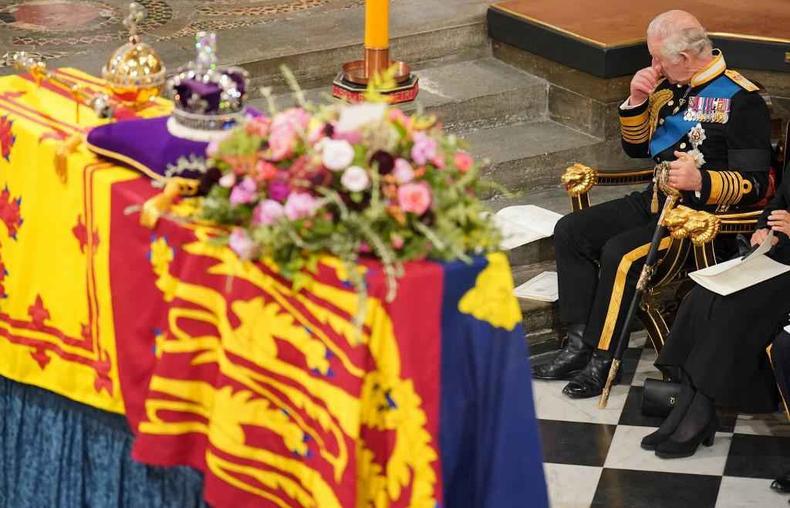 Charles III com a mo no rosto durante velrio de Elizabeth II
