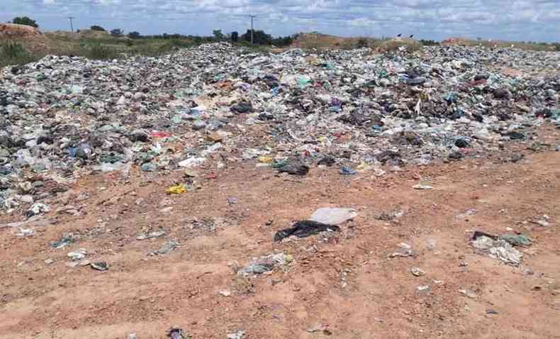 Foto mostra aspecto de lixo a cu aberto no Norte de Minas