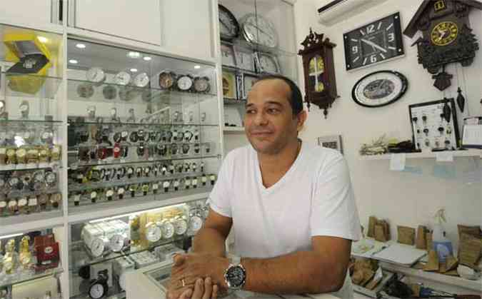 Geraldo Salomo, dono de uma rede de relojoarias, abriu uma loja em um shopping de Betim h um ano, mas acumula experincia em famlia (foto: Jair Amaral/EM/D.A Press)