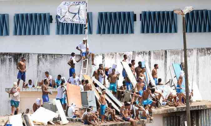 Presos voltaram a ocupar os telhados dos pavilhes com bandeiras com siglas de faces criminosas (foto: AFP / ANDRESSA ANHOLETE )