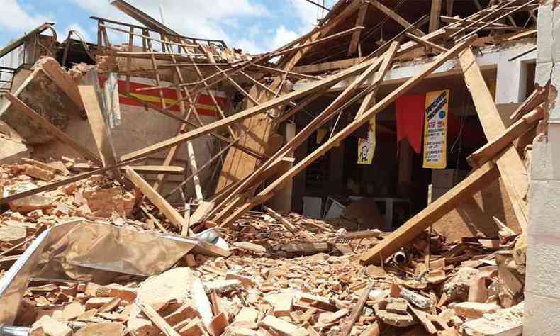 Parte da frente da loja ficou destruda com o desabamento. Operrio ficou sob os escombros(foto: Reproduo da internet/WhatsApp)