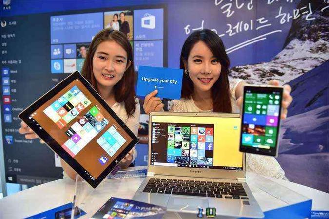 Modelos apresentam o Windows 10 rodando em diferentes dispositivos (foto: AFP PHOTO / JUNG YEON-JE ) Modelos apresentam o Windows 10 rodando em diferentes dispositivos (foto: AFP PHOTO / JUNG YEON-JE )