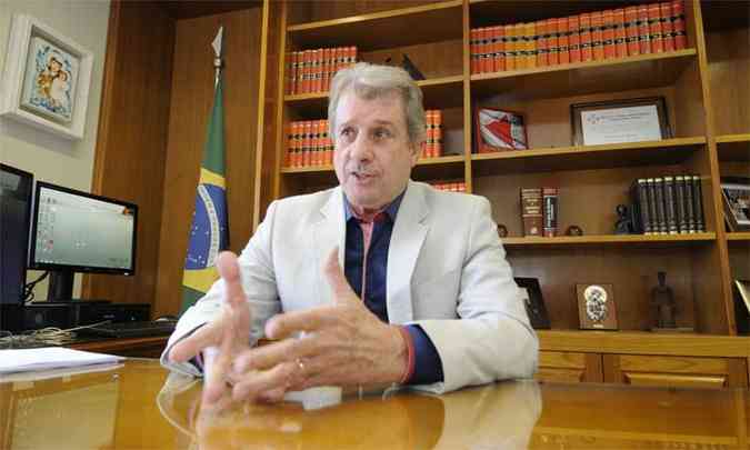 O 1 vice-presidente do Tribunal do Trabalho - 3 Regio, Jos Murilo de Morais, que busca ampliar o nmero de acordos (foto: Beto Magalhes/EM/D.A Press)