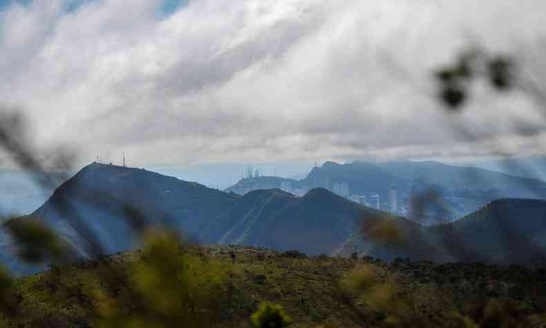 Massa de ar frio sobre a capital mineira. Fotografia capturada na perspectiva do Mirante dos Planetas no parque Estadual da Serra do Rola Moa, em Casa Branca. 