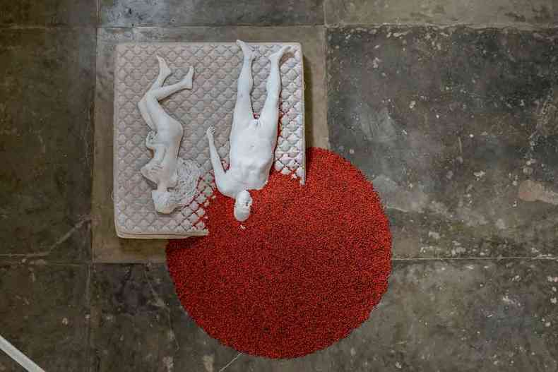 Duas figuras, obra do artista chins Ai Weiwei, est exposta no CCBB(foto: Carol Quintanilha/divulgao)