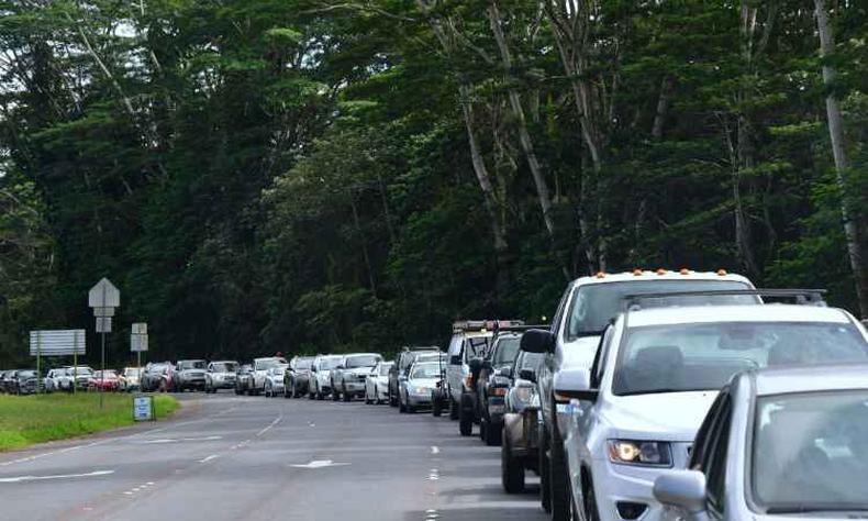 Populao lota as estradas para fugir do local de erupo(foto: AFP / Frederic J. BROWN)
