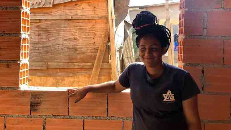 Priscila Santos dentro de sua casa em construo