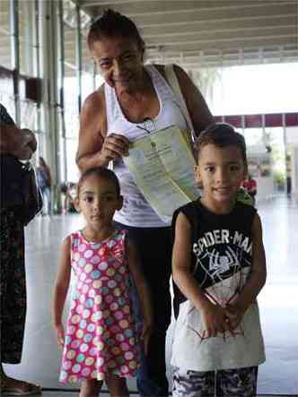 Arli das Graas Rodrigues Silva exibe documento dos netos, que vo com ela para o Esprito Santo(foto: Edsio Ferreira/EM/D.A Press)
