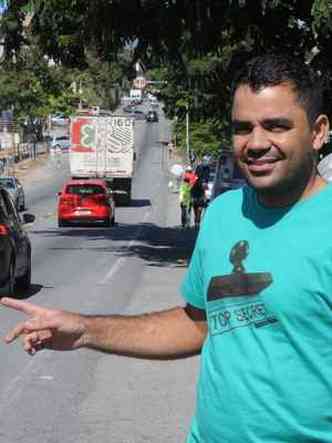 Dono de uma farmcia na avenida, Davi do Carmo diz que a obra j deveria ter sido feita(foto: Beto Novaes/EM/D.A PRESS)