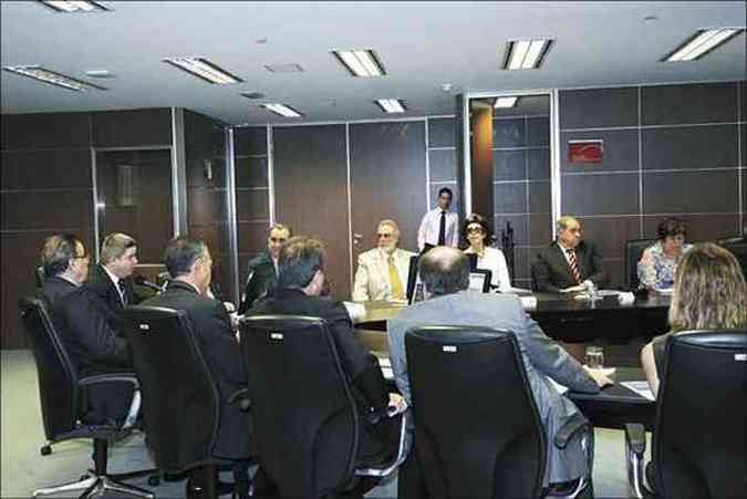 Em reunio com o secretariado, Antonio Anastasia garantiu que h recursos assegurados no Oramento para os 30 projetos nas reas de educao, sade, esporte, infraestrutura, segurana e saneamento (foto: Jair Amaral/EM/D.A Press)