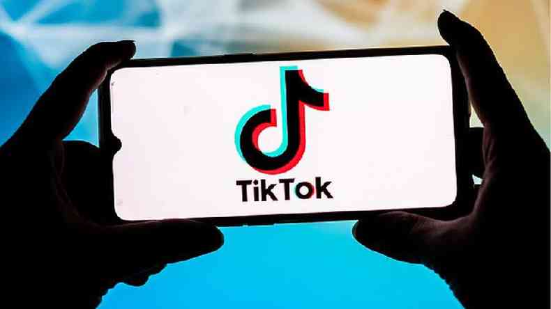 Imagem de um celular mostrando o logo do Tiktok