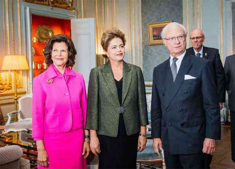Presidente Dilma posa para foto com o rei Carlos XVI e a rainha Silvia.(foto: AFP PHOTO / JONATHAN NACKSTRAND )