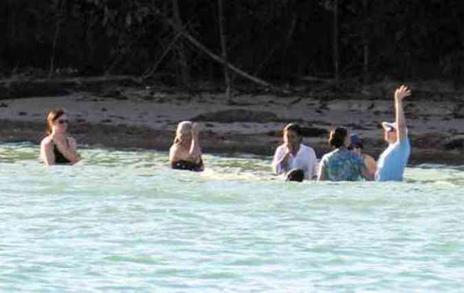 Dilma (D) em banho de mar com a famlia na praia: repeteco em 2014(foto: Wilson Pedrosa/AE)