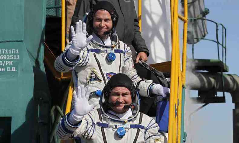 Membros da Expedição da Estação Espacial Internacional (ISS) 57/58, o astronauta da NASA Nick Hague e o cosmonauta da Roscosmos Alexey Ovchinin embarcam na espaçonave Soyuz MS-10 antes do lançamento no cosmódromo de Baikonur, no Cazaquistão, em 11 de outubro (foto: AFP / POOL / YURI KOCHETKOV )
