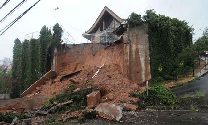 Uma das ocorrências atendidas pela Defesa Civil este mês foi o desabamento de um muro no Bairro São Bento(foto: Paulo Filgueiras/EM/D.A PRESS - 09/03/2018) Uma das ocorrências atendidas pela Defesa Civil este mês foi o desabamento de um muro no Bairro São Bento(foto: Paulo Filgueiras/EM/D.A PRESS - 09/03/2018)