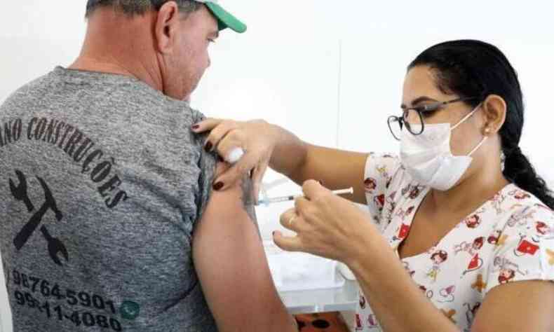 Mulher vacinando homem