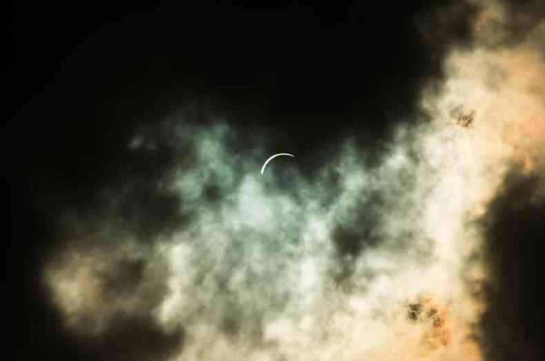 Eclipse entre nuvens