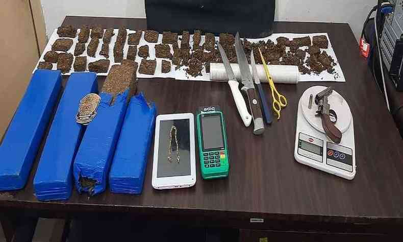 Polcia Civil de Ipatinga apreendeu tabletes de maconha, armas e utenslios para embalar e pesar a droga 