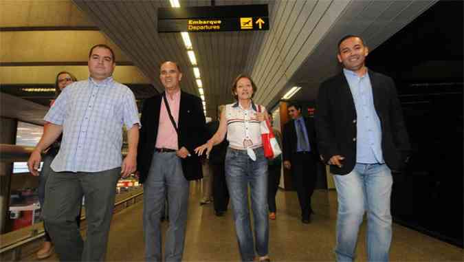Sidney Cunha, Artur Cardoso e a mulher Maria Jos Mendes, e Carlcio Avelino chegam a Confins (foto: Cristina Horta/EM/D.A Press)