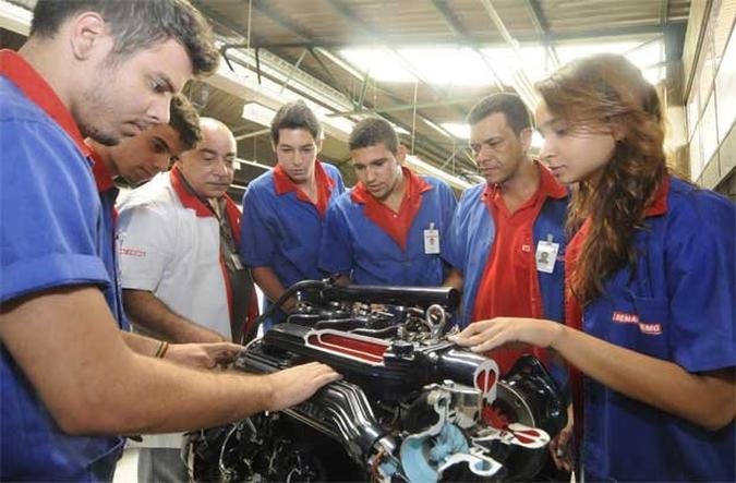 M�nica T�rcio e Nivaldo Santos (dir.) participam de aula t�cnica automotiva no Senai: novas chances (foto: Beto Magalhaes/EM/D.A Press)