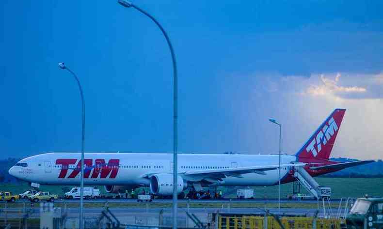 Avio da Latam teve que fazer um pouso de emergncia no Aeroporto Internacional de Belo Horizonte-Confins, no comeo da madrugada desta quinta-feira(foto: Leandro Couri/EM)