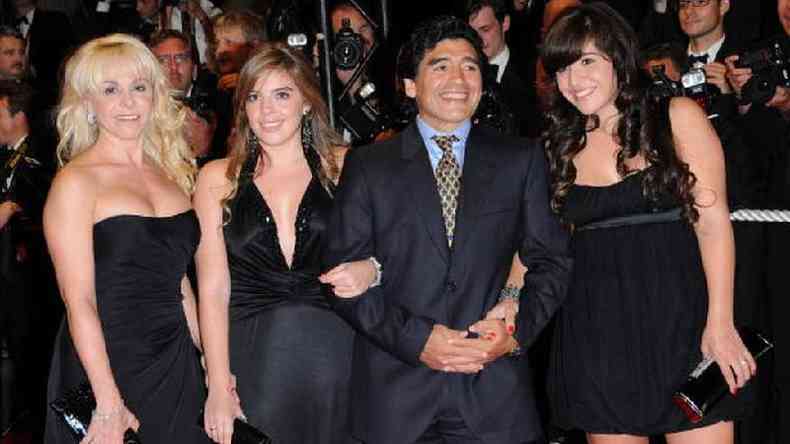 Maradona com a ex-esposa Claudia Villafae e suas filhas(foto: Getty Images)