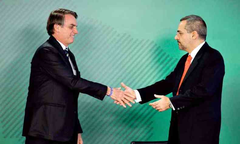 Jair Bolsonaro e Abraham Weintraub: o presidente da Repblica endossa as declaraes do titular da pasta da Educao, mesmo sem provas (foto: ANTNIO CRUZ/AGNCIA BRASIL)