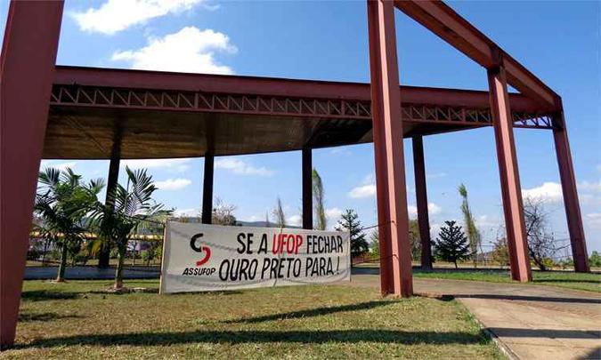 Universidade Federal de Ouro Preto é uma das que ainda estão fechadas, com R$ 20 milhões a menos para administrar gastos, além de professores e técnicos administrativos de braços cruzados(foto: Douglas Couto/Divulgacao ) Universidade Federal de Ouro Preto é uma das que ainda estão fechadas, com R$ 20 milhões a menos para administrar gastos, além de professores e técnicos administrativos de braços cruzados(foto: Douglas Couto/Divulgacao )