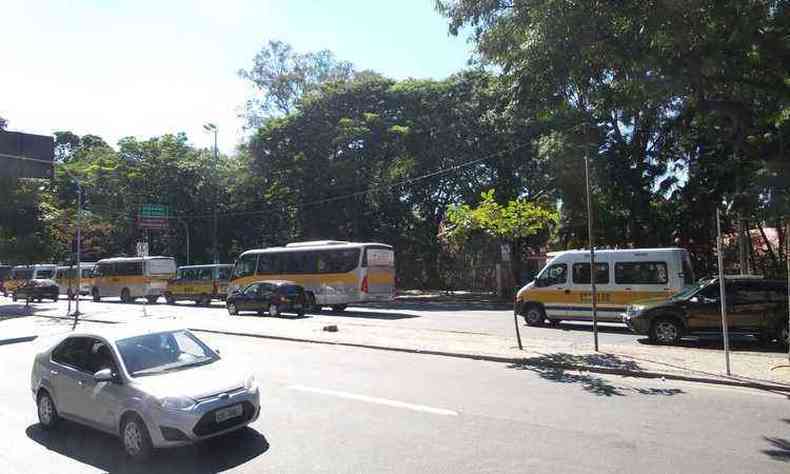 Fila de vans escolares deixaram o trnsito lento no sentido Centro da Avenida Afonso Pena. Categoria est paralisada nesta segunda-feira (foto: Gladyston Rodrigues/ EM/ D.A Press)