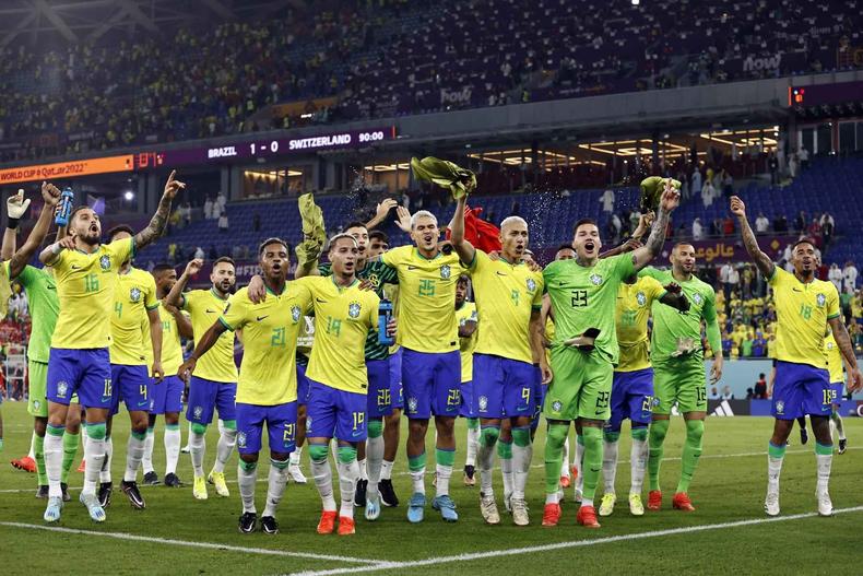 Jogadores da seleo brasileira comemorando em campo