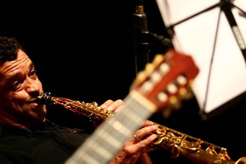Professor da UFMG, o saxofonista Cléber Alves diz que a universidade mineira forma jazzistas de talento(foto: z SAVASSI FESTIVAL » HOJE (5) DEANGELO SILVA E FREDERICO HELIODORO CCBB. Praça da Liberdade, 450, Funcionários, (31) 3431-9400. Às 21h30. R$ 25 (inteira). DUCHOWNY, MEGARO E SOUZA TRIO Café com Letras Liberdade. Praça da Liberdade, 450, Savassi, (31) 3267-9929. Às 20h. R$ 15. ORQUESTRA DE CÂMARA SESC Anfiteatro do Pátio Savassi. Av. do Contorno, 6.061, São Pedro. Às 20h. R$ 10 (inteira). TULIO ARAUJO E DANIEL GRAJEW CCBB. Às 20h. Show Quantum. Pandeiro e piano. R$ 25 (inteira). » QUARTA (7) SERGIO SANTOS, ANDRÉ MEHMARI E NEILOR PROVETA CCBB. Às 20h30. R$ 25 (inteira). CLIFF KORMAN Clube de Jazz. Salumeria Central. Rua Sapucaí, 527, Floresta. Às 20h30. » QUINTA (8) ANTÔNIO ADOLFO QUINTETO CCBB. Às 20h30. R$ 25 (inteira). » SEXTA (9) SEAMUS BLAKE CCBB. Às 20h30. R$ 25 (inteira). SÉRGIO SANTOS, RAFAEL MARTINI E SINFÔNICA DE MG Palácio das Artes. Av. Afonso Pena, 1.537, Centro. Às 20h30. R$ 25 (inteira). JAZZ EXPLORER TRIO Clube de Jazz. Salumeria Central. Às 21h. » SÁBADO (10) LETIERES LEITE E BIG BAND UFMG CCBB. Às 20h30. R$ 25 (inteira). LUÍSA MITRE, CAROL PANESI E ILESI Rua Antônio de Albuquerque, entre as ruas Sergipe e Alagoas, Savassi. A partir das 14h. Entrada franca. VINICIUS GOMES QUINTETO Clube de Jazz. Salumeria Central. Às 21h. » DOMINGO (11) LUCAS TELLES, SEAMUS BLAKE, ELLEN OLÉRIA E ALMA THOMAS Rua Antônio de Albuquerque, entre as ruas Sergipe e Alagoas, Savassi. A partir das 14h. Entrada franca. Élcio Paraíso/divulgação ) Professor da UFMG, o saxofonista Cléber Alves diz que a universidade mineira forma jazzistas de talento(foto: z SAVASSI FESTIVAL » HOJE (5) DEANGELO SILVA E FREDERICO HELIODORO CCBB. Praça da Liberdade, 450, Funcionários, (31) 3431-9400. Às 21h30. R$ 25 (inteira). DUCHOWNY, MEGARO E SOUZA TRIO Café com Letras Liberdade. Praça da Liberdade, 450, Savassi, (31) 3267-9929. Às 20h. R$ 15. ORQUESTRA DE CÂMARA SESC Anfiteatro do Pátio Savassi. Av. do Contorno, 6.061, São Pedro. Às 20h. R$ 10 (inteira). TULIO ARAUJO E DANIEL GRAJEW CCBB. Às 20h. Show Quantum. Pandeiro e piano. R$ 25 (inteira). » QUARTA (7) SERGIO SANTOS, ANDRÉ MEHMARI E NEILOR PROVETA CCBB. Às 20h30. R$ 25 (inteira). CLIFF KORMAN Clube de Jazz. Salumeria Central. Rua Sapucaí, 527, Floresta. Às 20h30. » QUINTA (8) ANTÔNIO ADOLFO QUINTETO CCBB. Às 20h30. R$ 25 (inteira). » SEXTA (9) SEAMUS BLAKE CCBB. Às 20h30. R$ 25 (inteira). SÉRGIO SANTOS, RAFAEL MARTINI E SINFÔNICA DE MG Palácio das Artes. Av. Afonso Pena, 1.537, Centro. Às 20h30. R$ 25 (inteira). JAZZ EXPLORER TRIO Clube de Jazz. Salumeria Central. Às 21h. » SÁBADO (10) LETIERES LEITE E BIG BAND UFMG CCBB. Às 20h30. R$ 25 (inteira). LUÍSA MITRE, CAROL PANESI E ILESI Rua Antônio de Albuquerque, entre as ruas Sergipe e Alagoas, Savassi. A partir das 14h. Entrada franca. VINICIUS GOMES QUINTETO Clube de Jazz. Salumeria Central. Às 21h. » DOMINGO (11) LUCAS TELLES, SEAMUS BLAKE, ELLEN OLÉRIA E ALMA THOMAS Rua Antônio de Albuquerque, entre as ruas Sergipe e Alagoas, Savassi. A partir das 14h. Entrada franca. Élcio Paraíso/divulgação )
