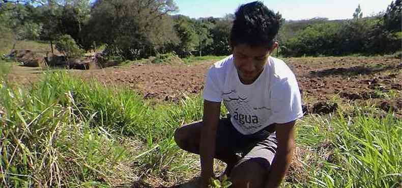 ndios participam do projeto Ar, gua e Terra, no Rio Grande do Sul, que recuperou a biodiversidade de aldeias guaranis(foto: Denise Wolf/Divulgao do Acervo Iecam/Agncia Petrobras)