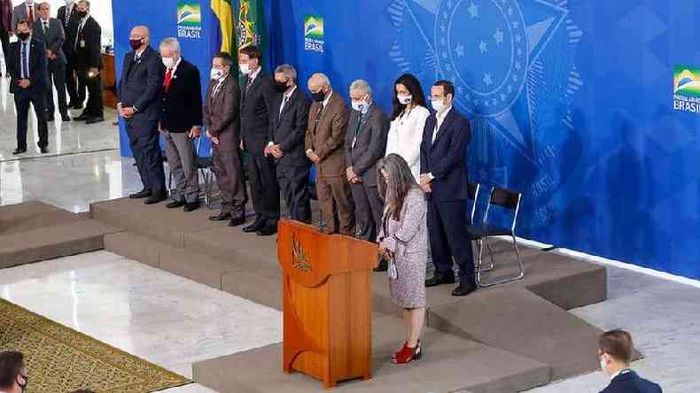 Ao fim de seu discurso, a mdica Raissa Soares pediu um minuto de silncio para vtimas da covid-19 no pas(foto: Marcos Corra/Presidncia da Repblica)